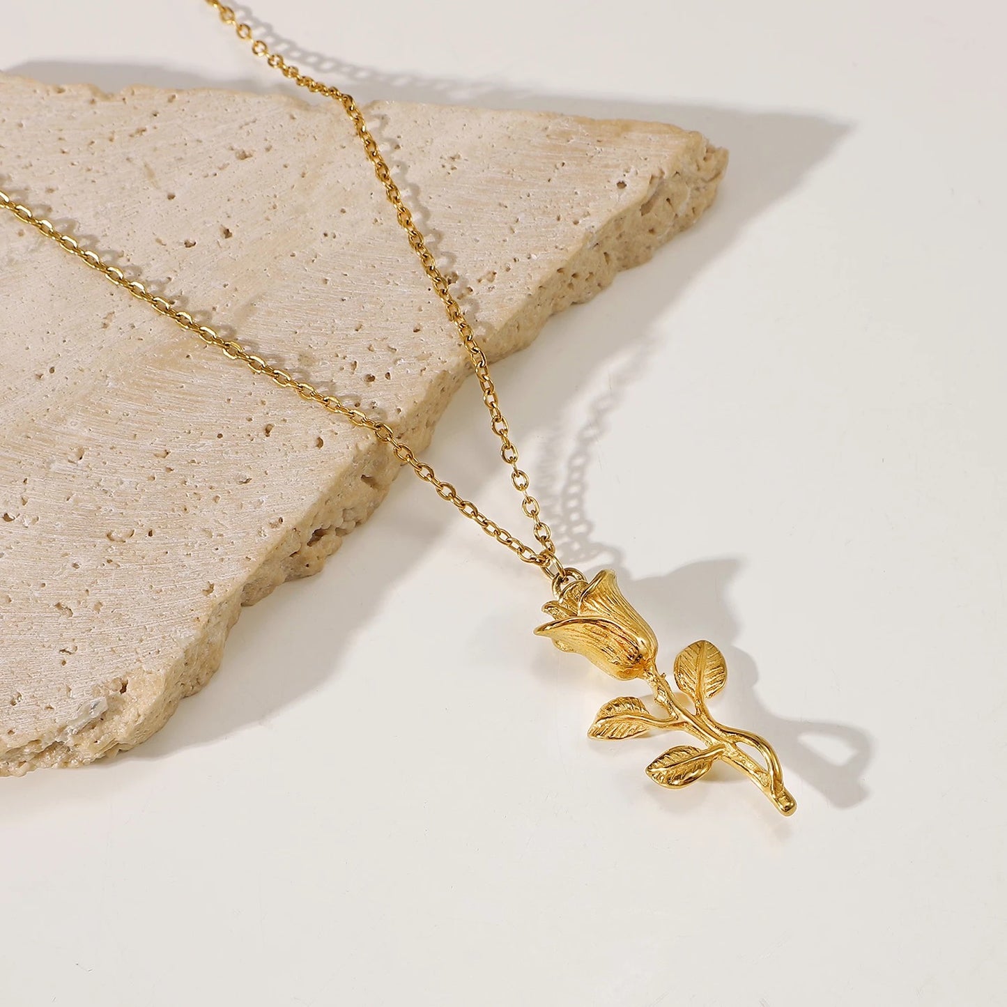 Dainty Rosa Necklace