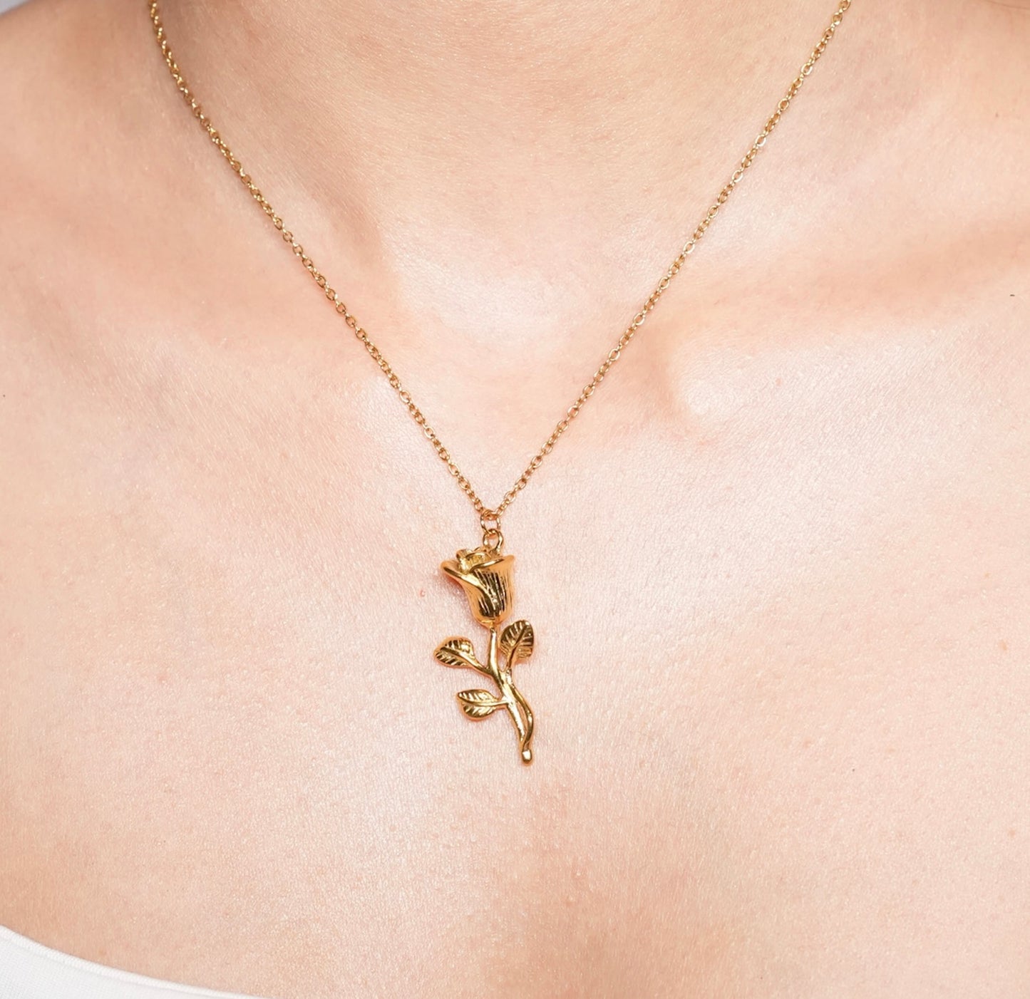 Dainty Rosa Necklace