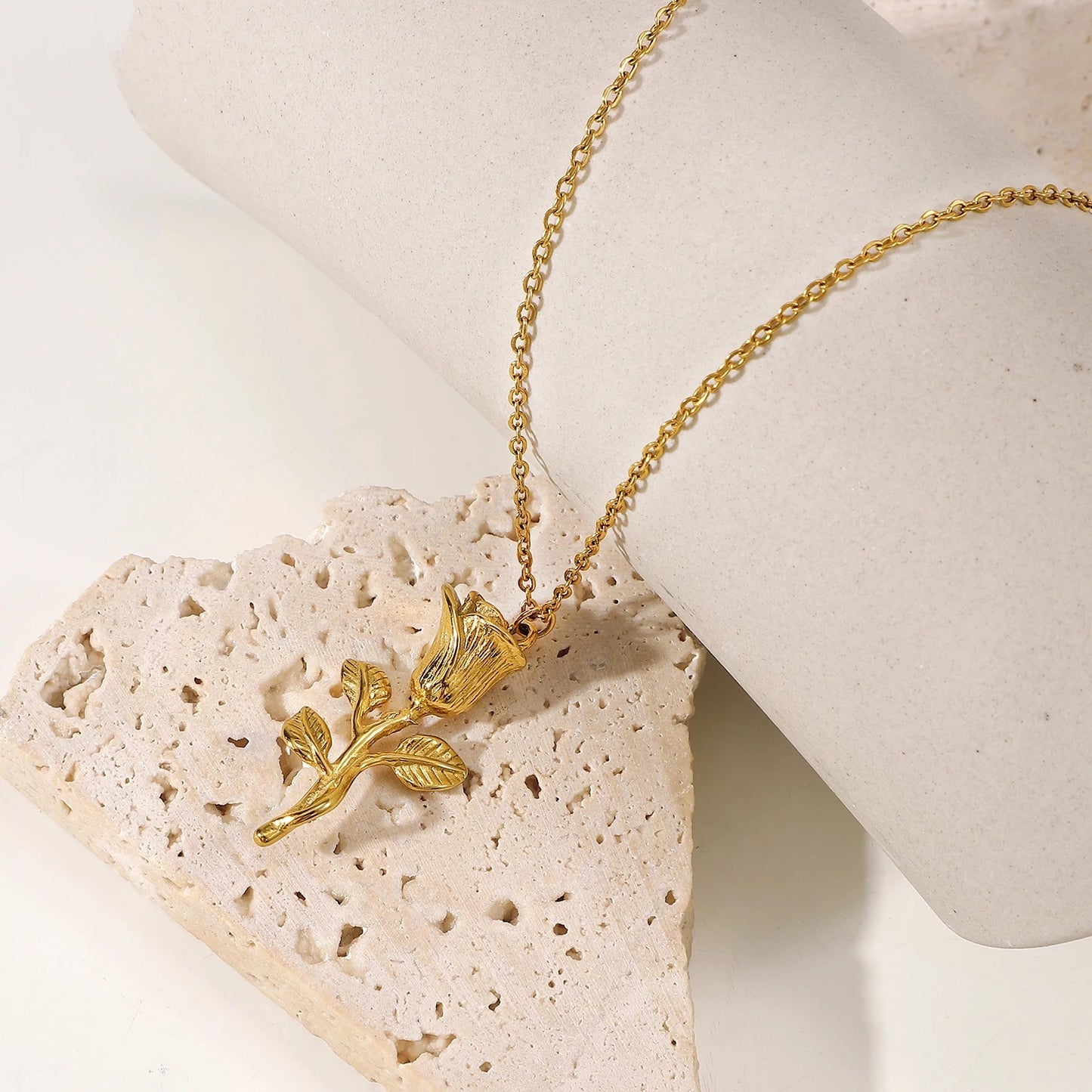 Dainty Rosa Necklace